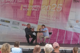 Könyvbemutató a Vörösmarty téren